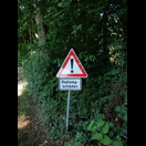 Die deutsche Entsprechung der französischen „chaussée déformée“, die Radwege sind hier genauso schlecht